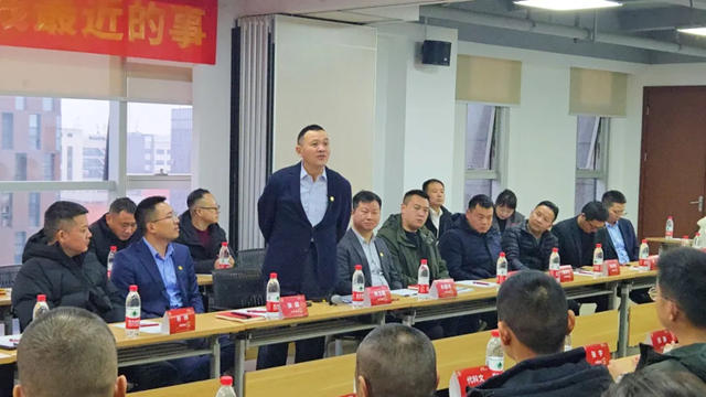 东方雨虹董事长李卫国在四川出席合伙人座谈会