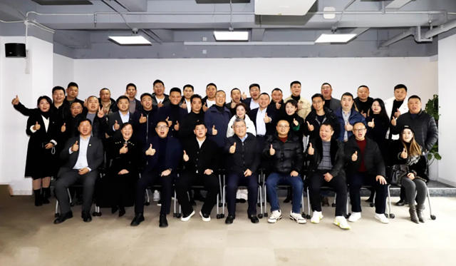 东方雨虹董事长李卫国在四川出席合伙人座谈会