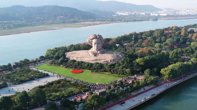 喻镇荣：坦游激流永向前——记鹰卫浴在长沙举办的别开生面活动