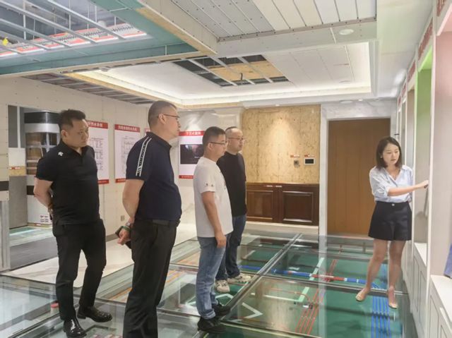 顺辉瓷砖·岩板与紫苹果装饰携手共探家装新未来