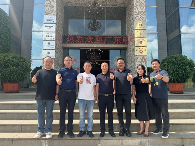 顺辉瓷砖·岩板与紫苹果装饰携手共探家装新未来