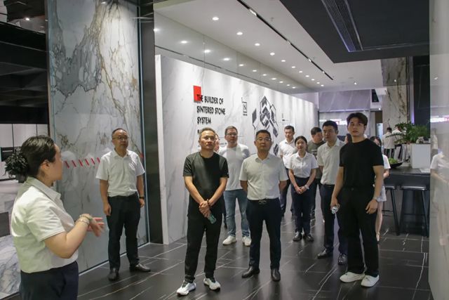 紫苹果装饰集团领导莅临顺辉品牌考察并签约合作