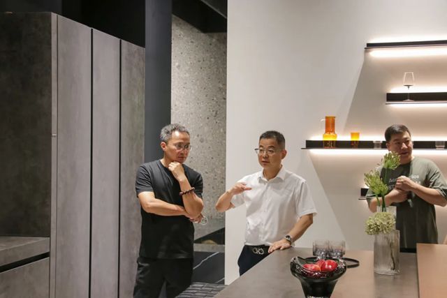 紫苹果装饰集团领导莅临顺辉品牌考察并签约合作
