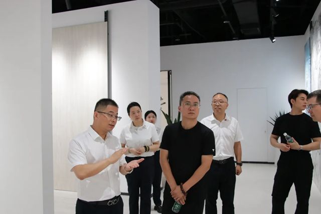 紫苹果装饰集团领导莅临顺辉品牌考察并签约合作