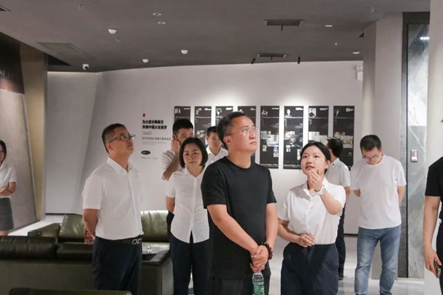 紫苹果装饰集团领导莅临顺辉品牌考察并签约合作