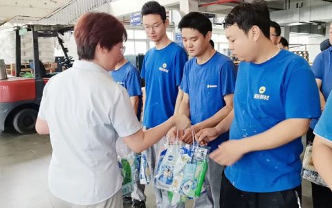 炎炎夏日送清凉 |上海展辰开展高温慰问活动