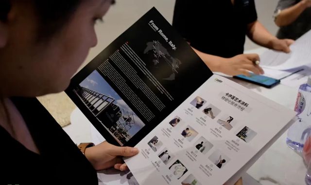 《拒绝拼凑式装修！浙江黄岩郑总30年坚守正直设计：用卡伊莲艺术涂料重新定义全屋定制系统》