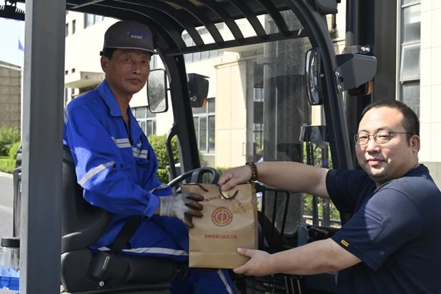 人本凯伦丨防暑消夏 跨越高温——凯伦工会倾情慰问生产一线员工