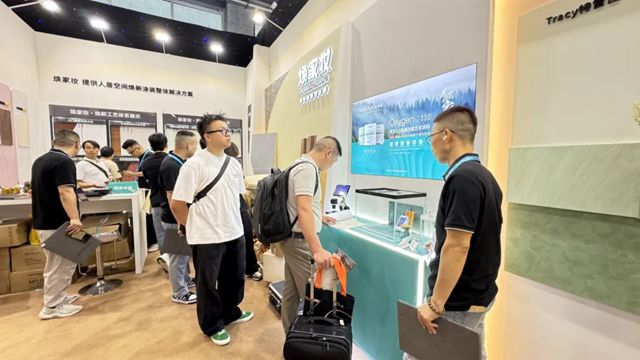 蒙太奇艺术涂装闪耀2025广州建博会 首日盛况人气爆棚