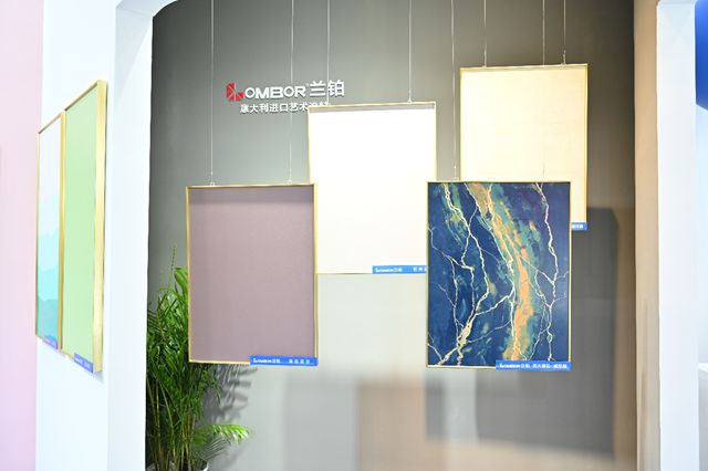 法拉利工厂同款艺术漆空降建博会！兰铂展位引设计师疯狂打卡