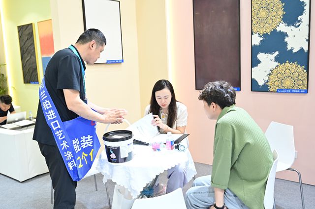 法拉利工厂同款艺术漆空降建博会！兰铂展位引设计师疯狂打卡