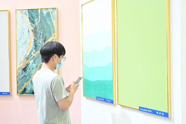 法拉利工厂同款艺术漆空降建博会！兰铂展位引设计师疯狂打卡