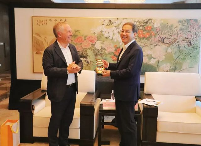 西卡首席执行官率团参访上海建工集团！