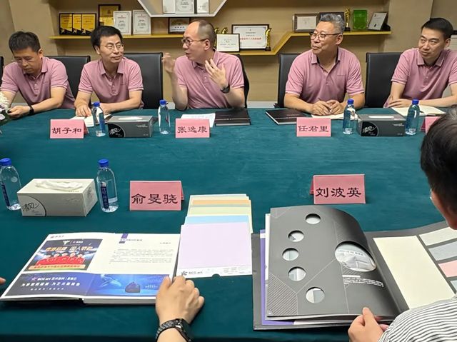 政企联动谋发展 共话涂界新未来｜上海市文创办及金山区领导莅临紫荆花新材料集团调研指导