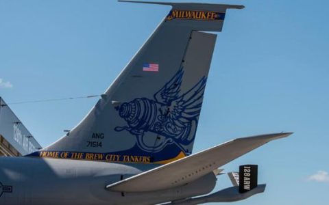 航空涂料天花板！阿克苏诺贝尔为传奇加油机穿上”黄金甲”
