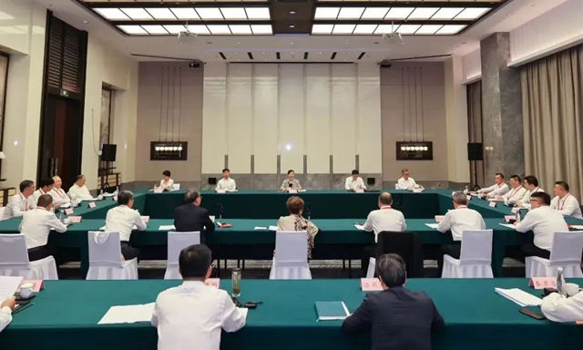 传化集团董事长徐冠巨参与浙港企业家座谈会，共商合作新篇章
