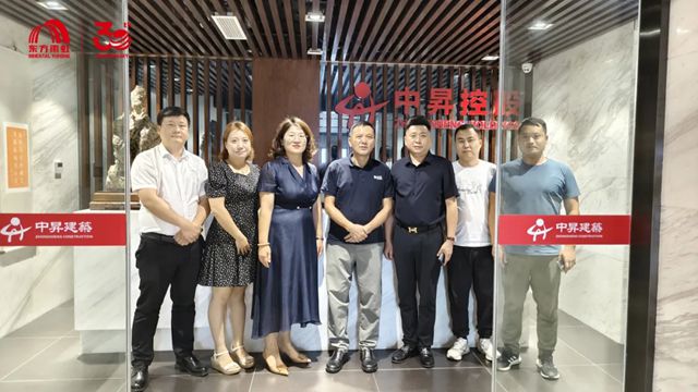 东方雨虹董事长李卫国与安徽中昇建筑工程有限公司董事长苏忠生见面交流