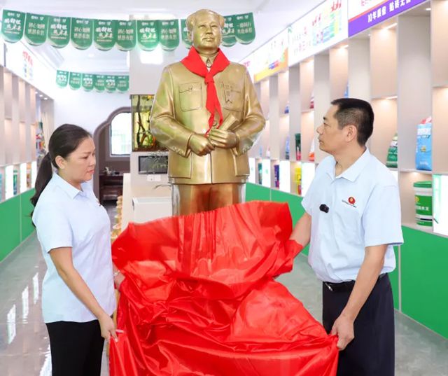 铭记历史 致敬伟人：刚玉集团庄重举行缅怀毛主席铜像揭幕仪式暨中国抗日战胜利80周年阅兵观礼