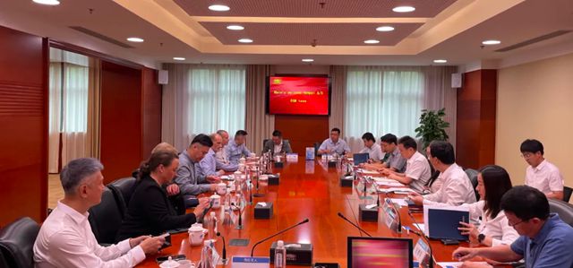 海虹老人集团能源和基础设施业务执行副总裁Steen先生率团访问振华重工