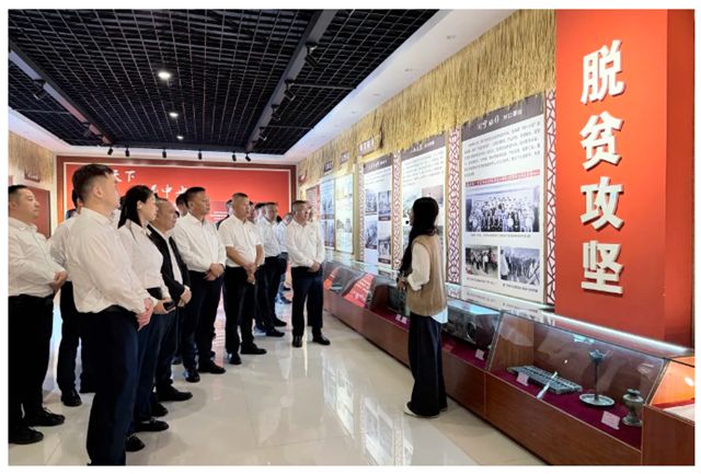 北新防水协同龙牌公司、北新嘉宝莉在宁夏泾源县杨岭村开展党建联学联建活动