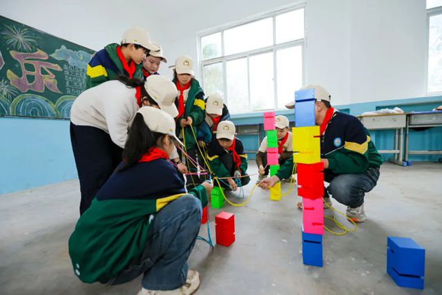 立邦中国携手巴斯夫开展「为爱上色」公益探访，为乡村儿童点亮七彩童年
