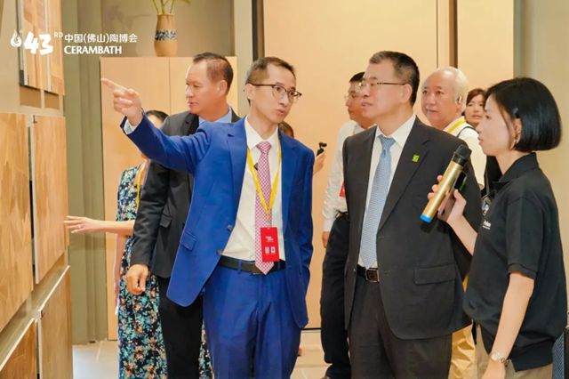 秦占学会长应邀出席第43届佛山陶博会开幕式