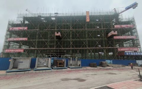 鳄鱼集团涂料研发培训产业基地一期5#楼封顶大吉！