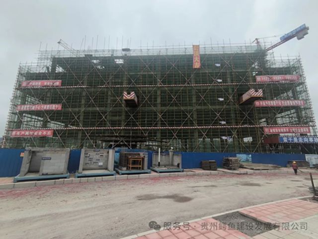 鳄鱼集团涂料研发培训产业基地一期5#楼封顶大吉！