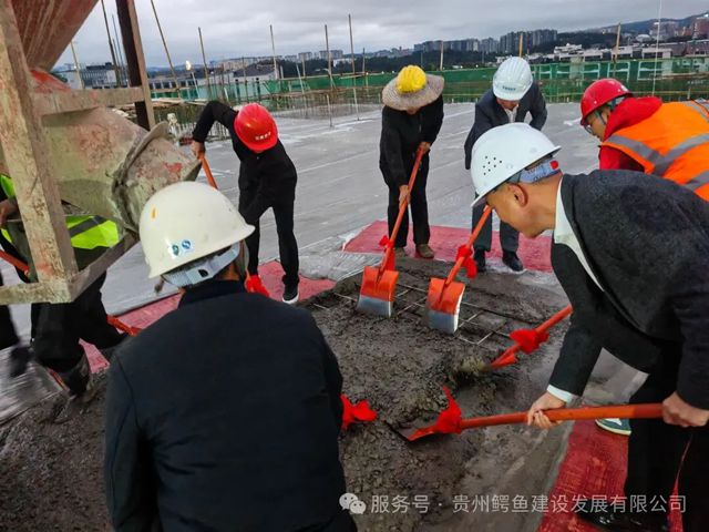 鳄鱼集团涂料研发培训产业基地一期5#楼封顶大吉！