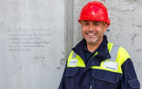 从涂料巨头建厂第一位员工，到学院建筑以他命名：他是谁？