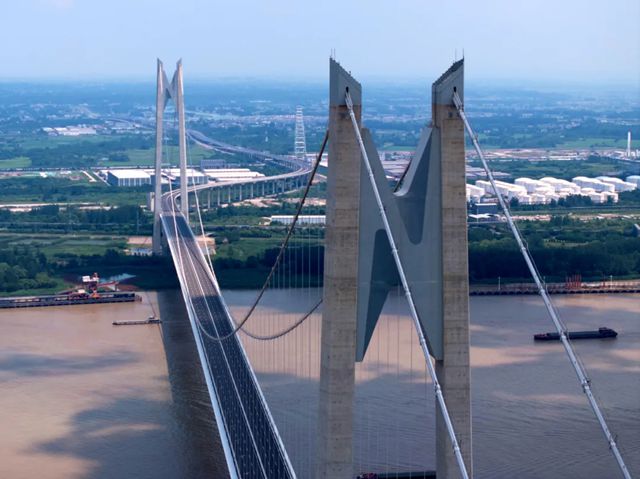 护航世界级悬索桥，海虹老人为南京新生圩长江大桥披上防腐铠甲