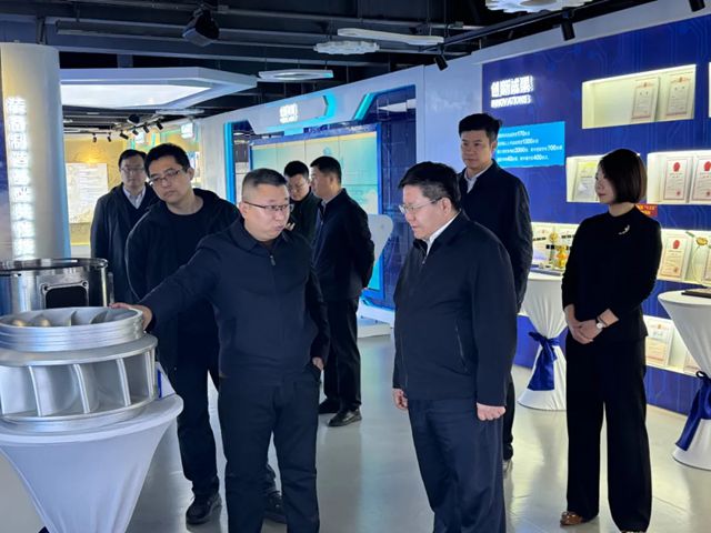 董广明书记率队赴北京开展招商活动,孚日宣威与中车集团签订了合作项目