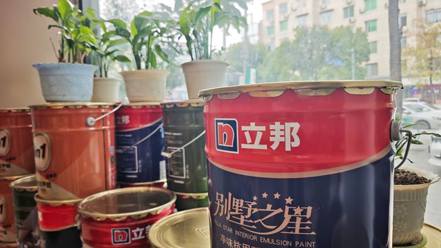 内卷时代他靠“刷墙绝活”赢麻了！成都华阳立邦店20年做难而正确的事