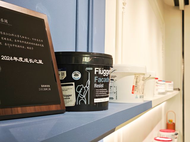 客户说，墙面旧了懒得换？她用十年免费维修，把客户痛点变成转介绍