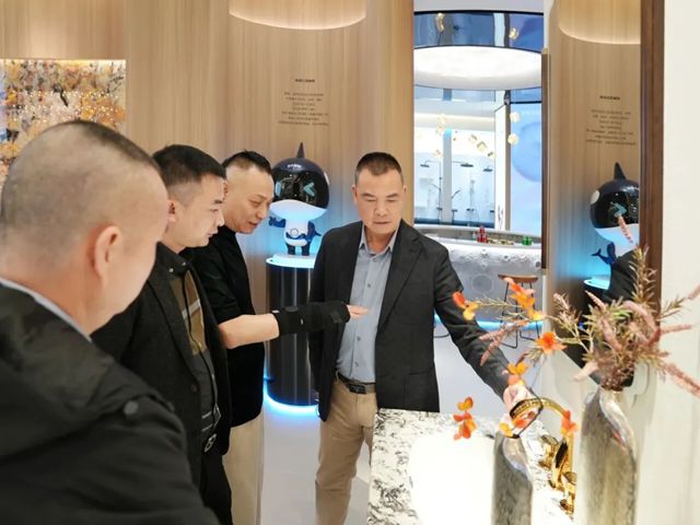 浪鲸卫浴董事长霍成基走访终端门店 推动门店高质量发展