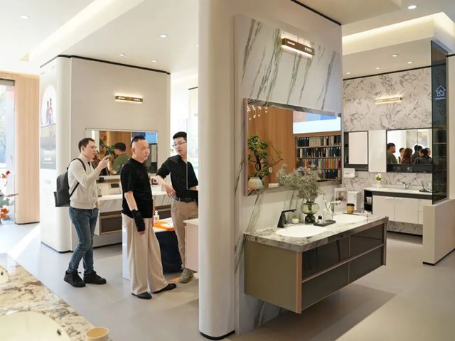 浪鲸卫浴董事长霍成基走访终端门店 推动门店高质量发展