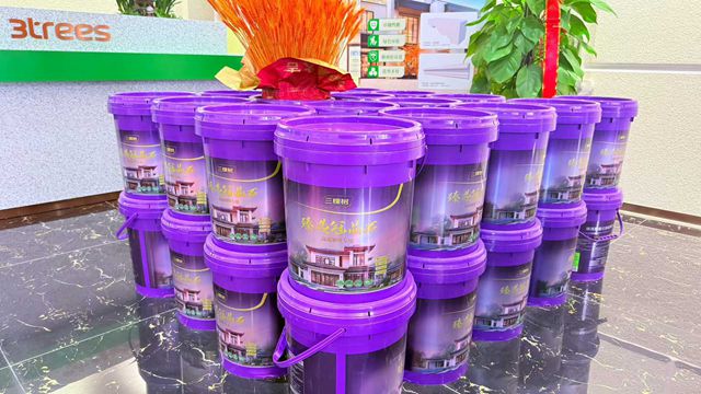 “用脸磨墙”验仿石漆！年销千万逆势增长，他的底牌不只是“三棵树”