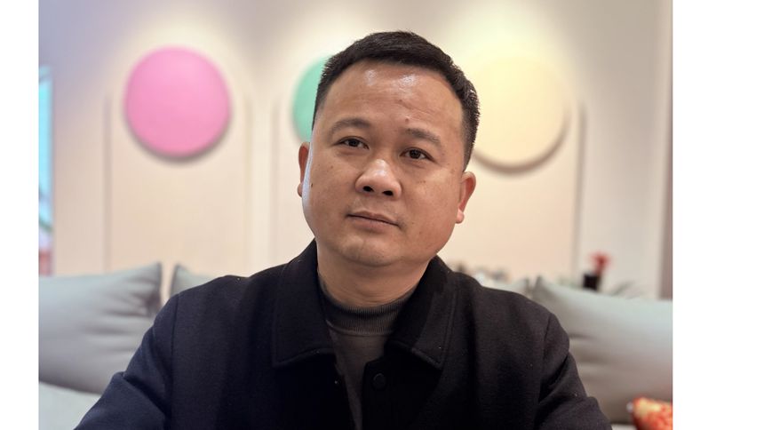 “用脸磨墙”验仿石漆！年销千万逆势增长，他的底牌不只是“三棵树”