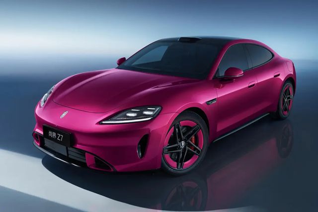 鸿蒙智行纯电轿跑尚界Z7首发亮相，立邦助力“电光紫粉”色彩构想落地