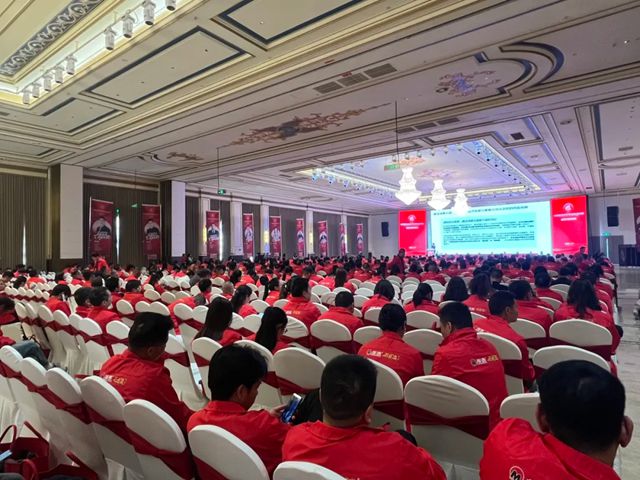 秦占学会长应邀出席2026中国高端别墅外墙生态大会