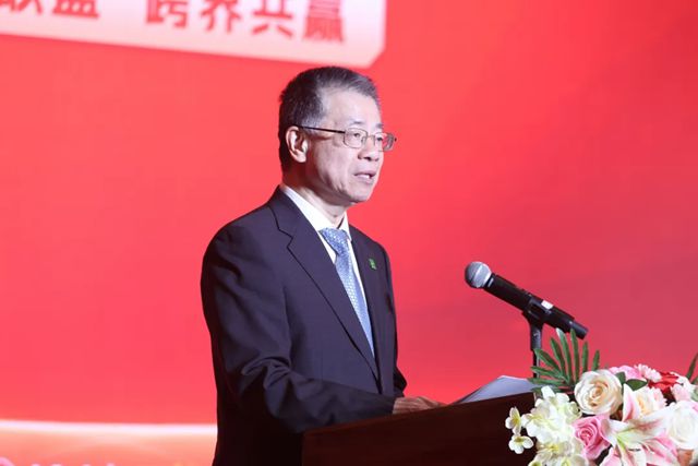 秦占学会长应邀出席2026中国高端别墅外墙生态大会