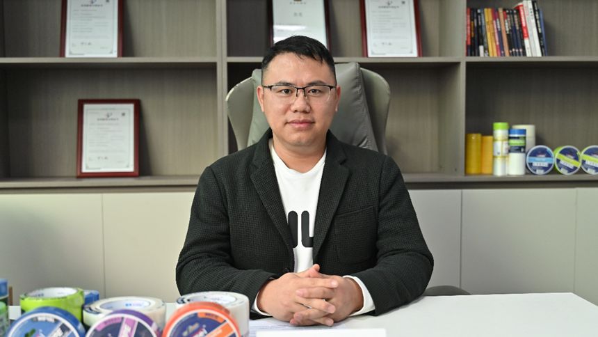 逆增30%！他如何把不起眼的涂料辅材做到年收过亿，远销全球？——专访广州喜美装饰材料董事长江雪斌