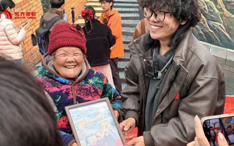 东方雨虹把长城“搬”进村，不会用手机的奶奶，让孙子帮发朋友圈：我在长城留影啦！