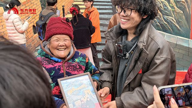 东方雨虹把长城“搬”进村，不会用手机的奶奶，让孙子帮发朋友圈：我在长城留影啦！