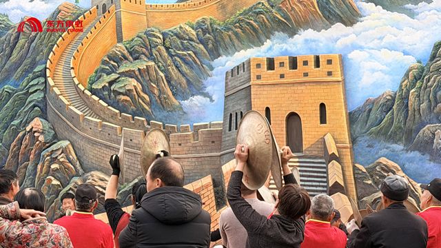 东方雨虹把长城“搬”进村，不会用手机的奶奶，让孙子帮发朋友圈：我在长城留影啦！