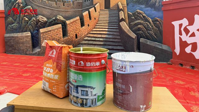 东方雨虹把长城“搬”进村，不会用手机的奶奶，让孙子帮发朋友圈：我在长城留影啦！