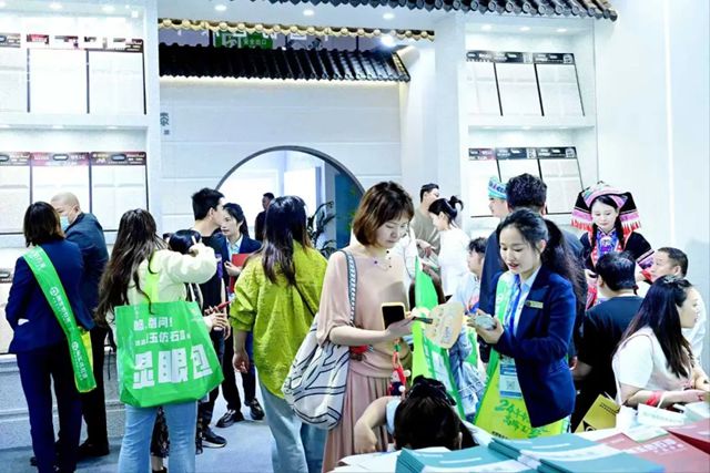 成都建博会首日人气高涨!刚玉仿石漆以实力圈粉无数!